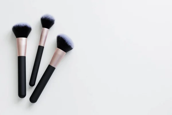 Primer Plano Maquillaje Pinceles Sobre Fondo Blanco Con Espacio Copia —  Fotos de Stock