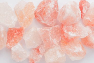 Himalaya kristallerinin beyaz zemin üzerindeki üst görüntüsü