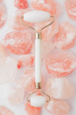 Kuvars taşlarının doğal kaldırma ve tonlama tedavisi için yüz masajı silindiri