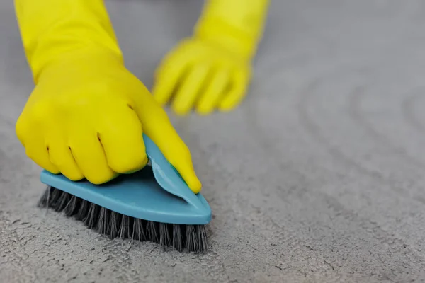 Temizlik Konsepti Sarı Lastik Eldivenlerle Ellerinizi Kapatın Fırçayla Gri Halıyı — Stok fotoğraf
