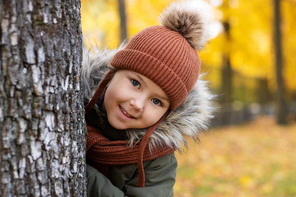 Portret Cute Little Girl Wyjrzał Zza Drzewa — Zdjęcie stockowe