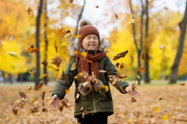 Zabawna Dziewczynka Jesiennym Parku Rzuca Liśćmi — Zdjęcie stockowe