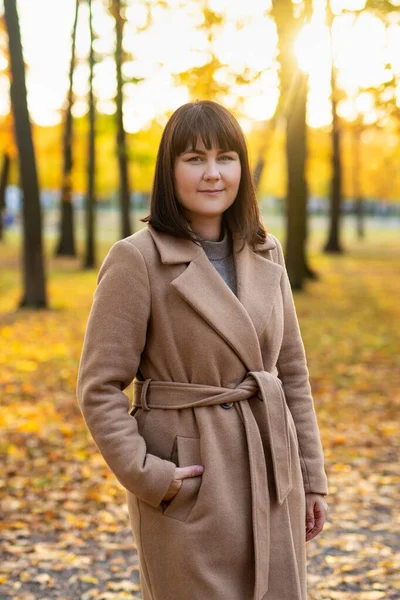 Porträtt Glad Ung Vacker Kvinna Poserar Höstparken — Stockfoto