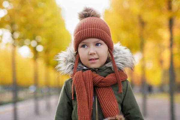 Porträt Eines Niedlichen Kleinen Mädchens Das Herbstlichen Stadtpark Spaziert — Stockfoto