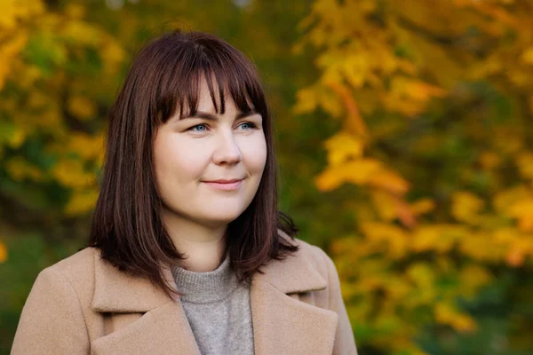 Sonbahar Parkında Genç Mutlu Bir Kadının Yakın Plan Portresi — Stok fotoğraf