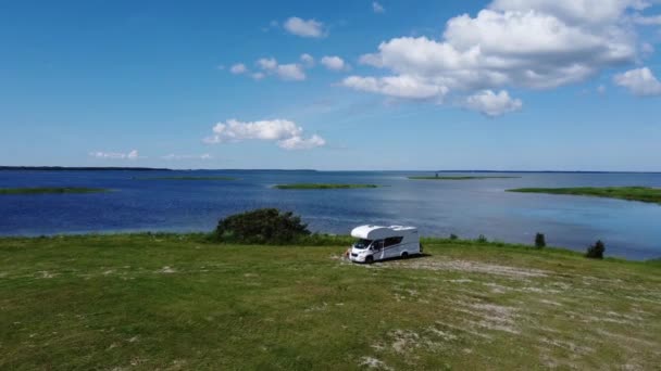 Вид Повітря Острів Фургоном Біля Моря — стокове відео
