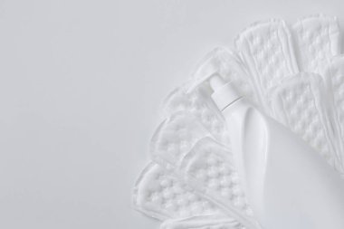 Feminen hijyenik pedler ve sıvı mahrem sabun beyaz arka planda, kopyalanmış.