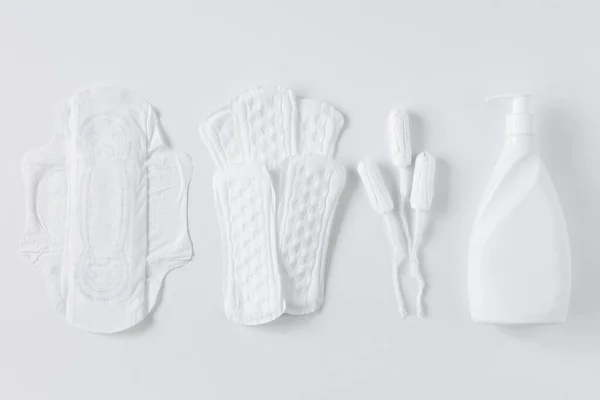 Tampons Serviettes Hygiéniques Féminines Coton Bouteille Savon Intime Liquide Sur — Photo