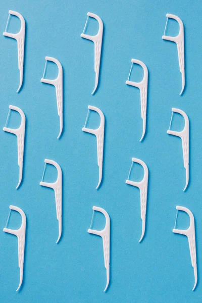 Patrón Hilo Dental Blanco Con Palillo Plástico Sobre Fondo Azul — Foto de Stock