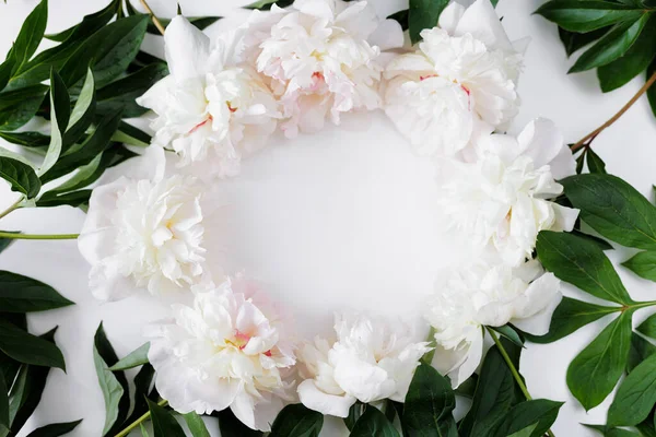 Wieniec Ramki Białych Kwiatów Piwonii Liści Płatków Miejscem Tekst Białym — Zdjęcie stockowe
