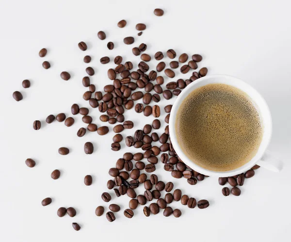 Draufsicht Auf Kaffeebecher Und Kaffeebohnen Auf Dem Tisch — Stockfoto