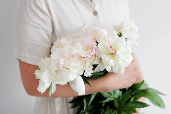 女性でドレス保持白い新鮮な牡丹花束で手 — ストック写真