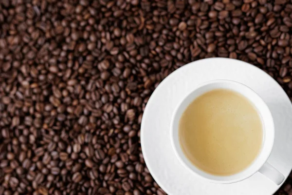 Draufsicht Auf Kaffee Einer Tasse Auf Dunklem Hintergrund Von Kaffeebohnen — Stockfoto