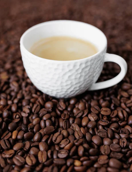 Fehér Kerámia Csésze Sötét Kávé Háttérben Kávébab — Stock Fotó