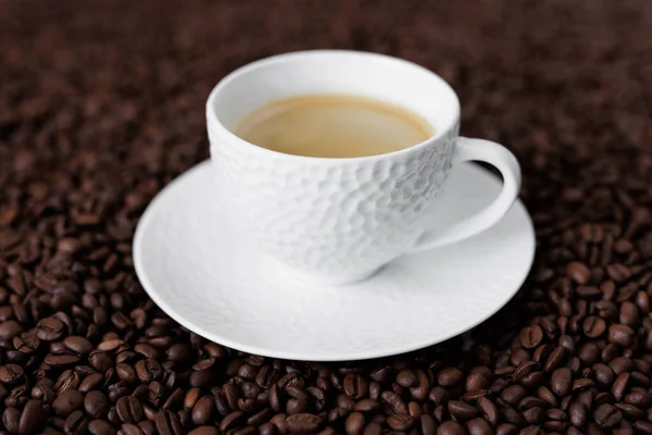 Keramische Tasse Kaffee Auf Hintergrund Aus Kaffeebohnen — Stockfoto