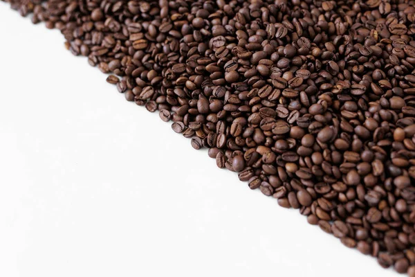 Rostade Svarta Kaffebönor Vit Bakgrund Med Kopia Utrymme — Stockfoto