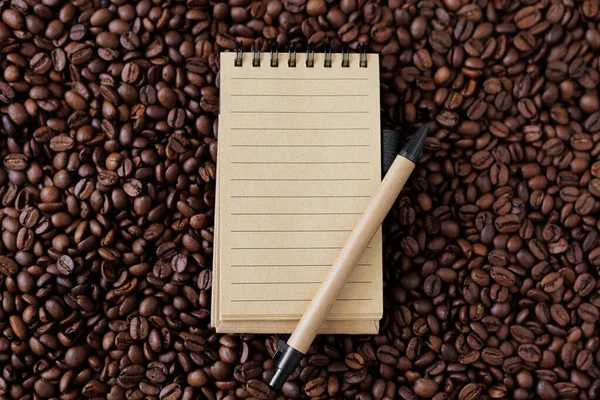 Notebook Marrom Com Caneta Fundo Grãos Café — Fotografia de Stock