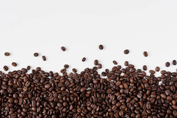 Svarta Kaffebönor Vit Bakgrund Med Kopieringsutrymme — Stockfoto