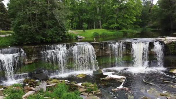 Keila Joa Waterfall Ένας Από Τους Πιο Όμορφους Καταρράκτες Στην — Αρχείο Βίντεο