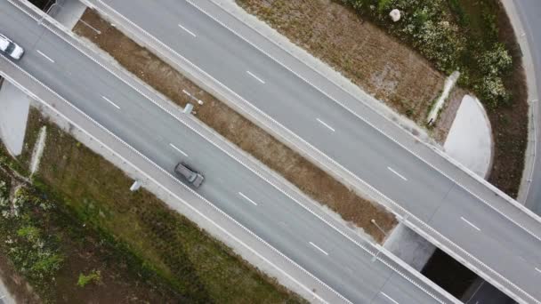 Stads Verkeersconcept Bovenaanzicht Van Autosnelweg Met Rijdende Auto — Stockvideo