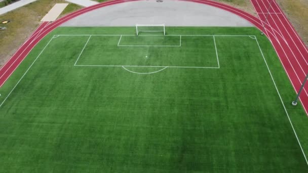 Vista Aérea Novo Campo Futebol Escolar Vazio Com Pistas Corrida — Vídeo de Stock