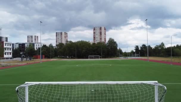 人工芝のサッカー場のある空の学校スタジアム — ストック動画
