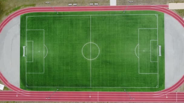 Luftaufnahme Eines Leeren Fußballfeldes Mit Laufbahnen Zoom Die Mitte — Stockvideo