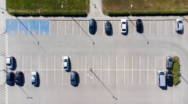 Beleş şehir otoparklarında bir sürü arabalı hava manzarası.