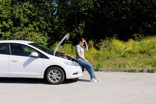 Brunette Woman Sits White Broken Car Open Hood Waiting Help — Stock Photo, Image