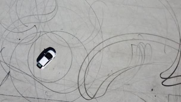Вид Воздуха Белый Автомобиль После Дрейфа — стоковое видео