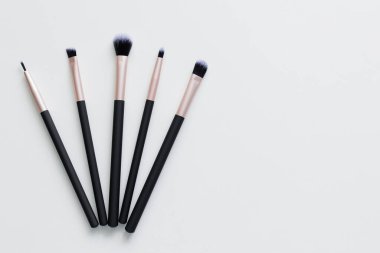 Kopya alanı ile beyaz arkaplan üzerinde siyah makyaj fırçaları seti