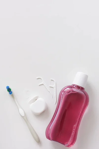 Зубная Нить Зубная Щетка Зубочистки Промывка Белом Фоне Копирайтом — стоковое фото