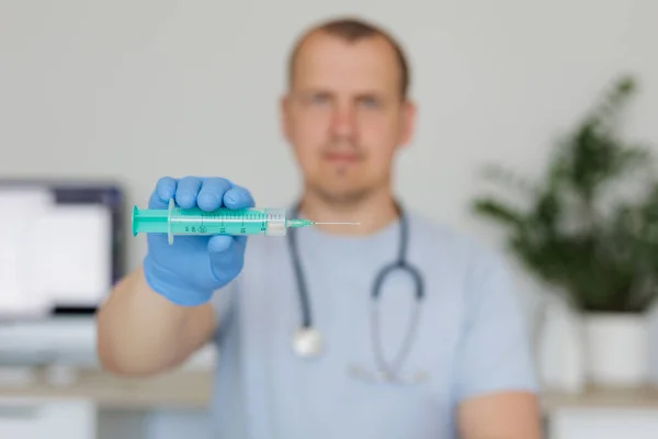Nahaufnahme Eines Männlichen Arztes Mit Spritze Der Hand Und Kopierraum — Stockfoto