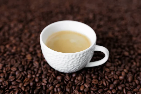 Keramisk Kopp Mörkt Kaffe Bakgrunden Från Kaffebönor — Stockfoto