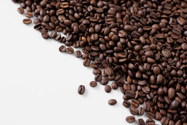 Rostade Svarta Kaffebönor Vit Bakgrund Med Copyspace — Stockfoto