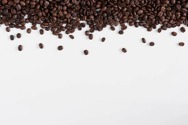 Svarta Kaffebönor Vitt Med Kopieringsutrymme — Stockfoto