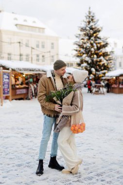 Tallinn 'deki Noel pazarında genç mutlu çift
