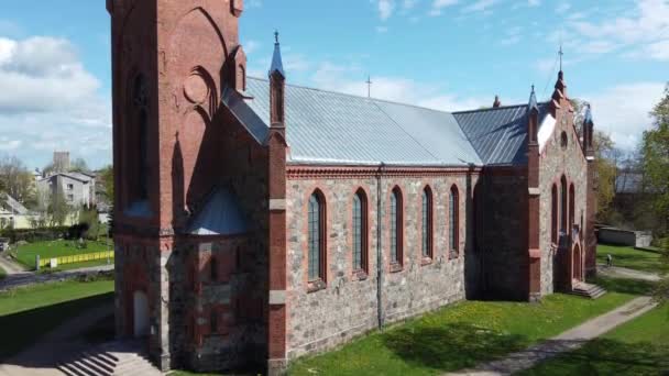 Imagini Drona Care Zboară Lângă Biserica Luterană Din Cărămidă Roșie — Videoclip de stoc