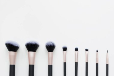 Siyah makyaj fırçaları seti ve beyaz arkaplan üzerine boşluk kopyala