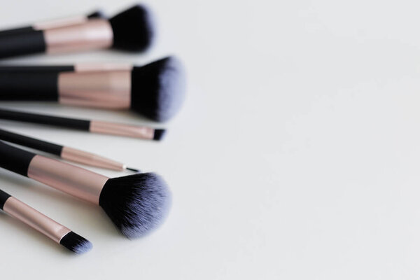 закрыть кисти и скопировать пространство на белом фоне