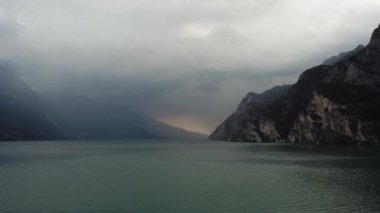İtalya 'daki Garda Gölü' nün güzel hava manzarası ve bulutlu gökyüzü - 4K görüntü