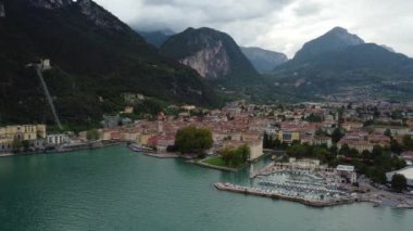 Riva del Garda 'nın güzel hava manzarası. İtalya' da Garda Gölü yakınlarındaki eski bir kasaba. 4K görüntü.