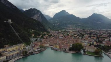 Riva del Garda, Lago di Garda, İtalya - 30 Ağustos 2023: Riva del Garda 'nın güzel hava manzarası - İtalya' da Garda Gölü yakınlarındaki eski bir kasaba