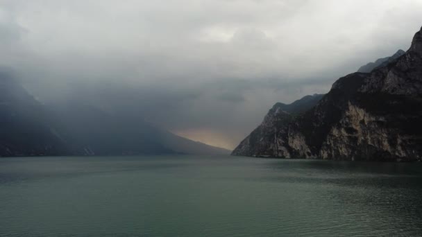Bela Vista Aérea Lago Garda Itália Céu Nublado Imagens — Vídeo de Stock