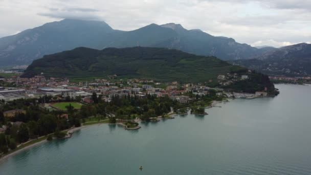 Bela Vista Aérea Cidade Italiana Riva Del Garda Perto Lago — Vídeo de Stock
