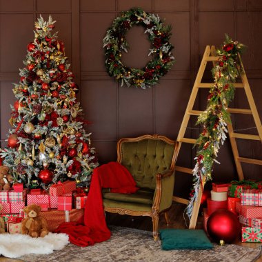 Karanlık bir iç mekan, Noel süsleri ve koltuk.