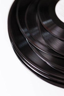 Beyaz arka planda bir sürü eski vinil disk.