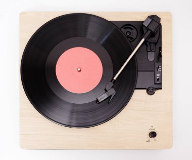Siyah bir vynil plak çalan klasik taşınabilir pikabın üst görünümü