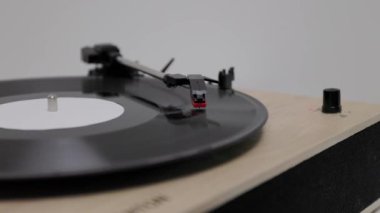 Vinil plağı kapatılıyor.