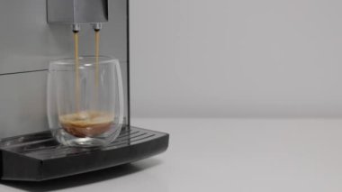 Otomatik kahve makinesi fotokopi alanı ile espresso dolduruyor.